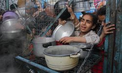 Gazze'nin kuzeyinde iftar kuyruğu