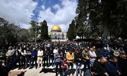 İsrail'in engellemelerine rağmen 120 bin Filistinli Cuma namazını Mescid-i Aksa'da kıldı