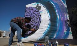 Gazzeli sanatçı çadırların üzerine yaptığı grafitilerle sanatını yaşatıyor