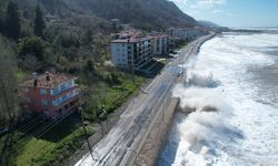 Karadeniz'de oluşan dev dalgalar sahilde büyük zarara yol açtı
