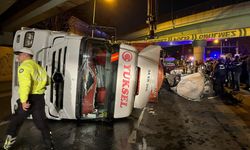 Bakırköy'de feci kaza! Tır otomobilin üzerine devrildi