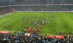 Trabzon'da ortalık karıştı! Maç sonu taraftar sahaya girdi