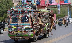 Pakistan'ın yollarını süsleyen renkli otobüsler