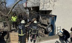 Bursa'da ilginç kaza! Otomobil asılı kaldı