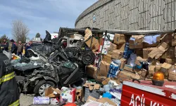 Çankırı'da feci kaza! Tır otomobilin üzerine devrildi: 4 ölü 2' si polis 3 yaralı