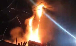 Fatih’te 5 katlı binanın çatısında korkutan yangın!