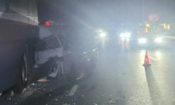 Ticari araç seçim otobüsüne çarptı: 1 ölü