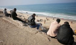 Gazzeli babalar kumsalda yiyecek arıyor