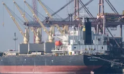 Yemen açıklarında Yunanistan’a ait yük gemisi füzeyle vuruldu: Kayıp ve yaralılar var