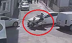 Bursa'da otomobil ile motosikletin çarpıştığı kaza kamerada