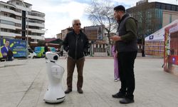 Bu robot seçmenlerin nabzını tutuyor