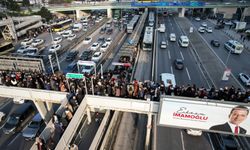 İstanbul’da metrobüs kuyruğuyla denk gelen seçim afişi