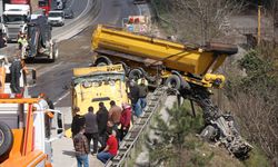 D-650'de feci kaza: Tırın dorsesi bariyerlerde asılı