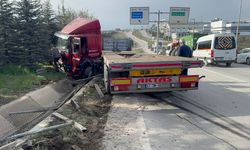 Bariyeri biçen tır makaslayarak su kanalına girdi