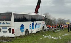 Tırla çarpışan otobüs refüje çıktı