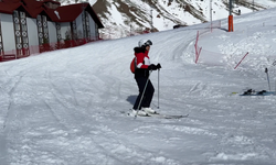 Palandöken'de Nisan başında kayak keyfi sürüyor