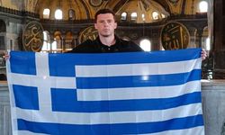 Yunan turistten küstah hareket! Ayasofya önünde bayraklı provokasyon