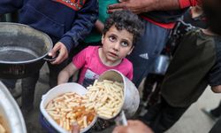 Gazzeli çocuklar, ailelerine yemek alabilmek için sıra bekliyor