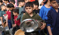 Filistinliler bir kap sıcak yemek için saatlerce kuyrukta bekliyor