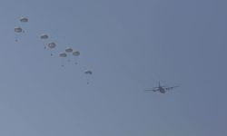 Gazze'nin Deyr El Belah kentine havadan paraşütle insani yardım indirildi