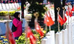 Edirnekapı Şehitliği'nde buruk bayram ziyareti yoğunluğu sürüyor