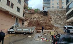Bursa'da istinat duvarı 2 apartmanın üzerine çöktü