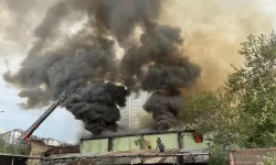 İstanbul'da kapı imalathanesinde yangın: Gökyüzünü dumanlar sardı