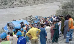Pakistan'da korkunç kaza! Çukura düşüne otobüsteki 17 kişi öldü 16 kişi yaralandı