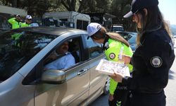 Polis sürücü ve yolcuların bayramını kolonya ve şekerle kutladı