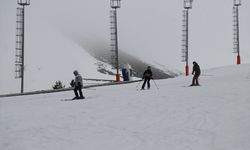 Palandöken'de tatilciler nisanda kayak yapmanın tadını çıkardı