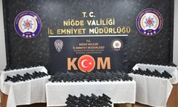 Niğde'de bir kamyonda yapılan aramada ruhsatsız 99 tabanca ele geçirildi