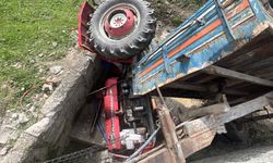 Traktör üç metreden çeşmenin üzerine devrildi sürücü öldü