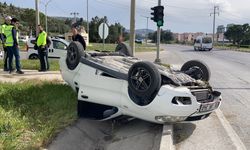 Burdur’da kontrolden çıkan otomobil refüje devrildi