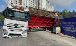 Ataşehir’de tır böyle yan yattı, cadde trafiğe kapatıldı