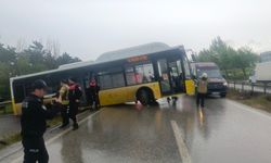 Büyükçekmece'de yağmurda kayan İETT otobüsü bariyerlere böyle çarptı