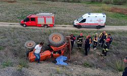 Şarampole devrilen traktörün altında kalan sürücü can verdi