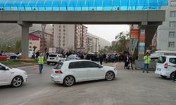 Kamyonet öğrencilere çarptı, vatandaş yolu kapattı