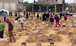 Gazzeliler savaşın gölgesindeki Ramazan Bayramı'nda kaybettikleri yakınlarının mezarlarını ziyaret etti