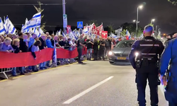 İsrailliler, Netanyahu'nun evinin önünde protesto gösterisi düzenledi