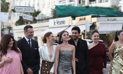 Sevilen dizi 'Kızılcık Şerbeti' oyuncuları Cannes'da!