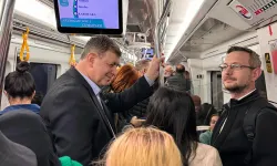 Yeni başkan metroyla yolculuk yaparak vatandaşları şaşırttı