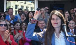 Çeşme'nin ilk kadın belediye başkanı oldu! Mazbatasını alan Lal Denizli görevine başladı