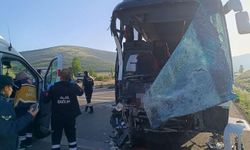 Afyonkarahisar'da yolcu otobüsü ile kamyonet çarpıştı: 17 yaralı