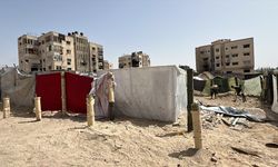 Gazzeliler, füze kalıntılarından çadır yapıyor