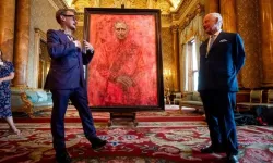 Charles'ın portresindeki kırmızı yoğunluğunun sebebi ne?