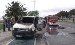 Maltepe'de seyir halindeki minibüsü alevler sardı