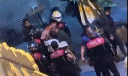 İzmir'de kavgaya müdahale eden polislere saldıran şahıs kamerada