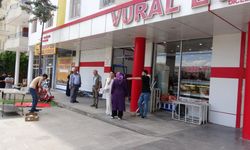 Diyarbakır'da faciadan dönüldü! Kontrolden çıkan otomobil markete daldı