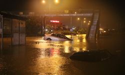 Hatay'ı sağanak vurdu! Caddeler göle döndü, araçlar suya gömüldü!