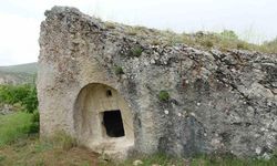 2 bin yıllık kaya mezarları görenleri şaşkına çeviriyor